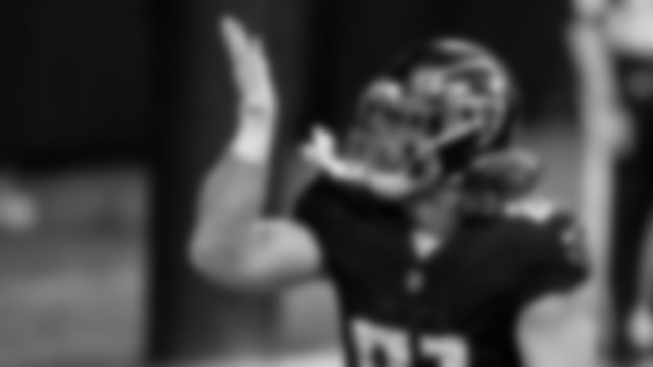 Atlanta Falcons tight end Hayden Hurst #81 scores a touchdown against the Tampa Bay Buccaneers on December 20, 2020.