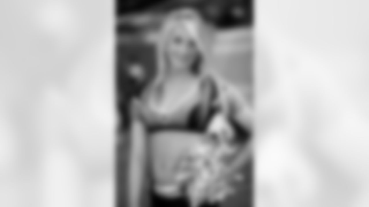 Atlanta Falcons Cheerleader Jonna B.