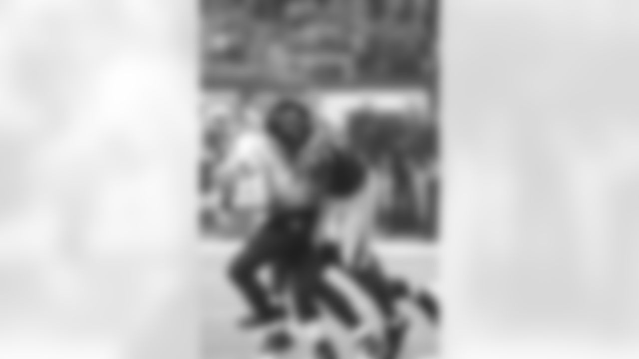 DE Osi Umenyiora sacks Saints QB Drew Brees