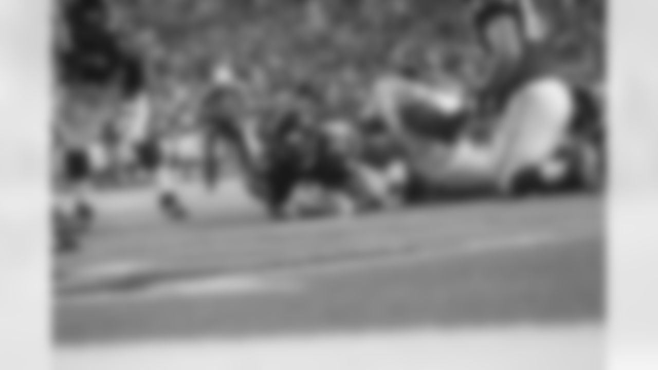 RB Steven Jackson stretches out as he falls into the end zone for a touchdown