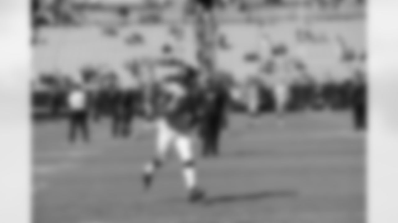 RB Steven Jackson runs with the ball during pregame