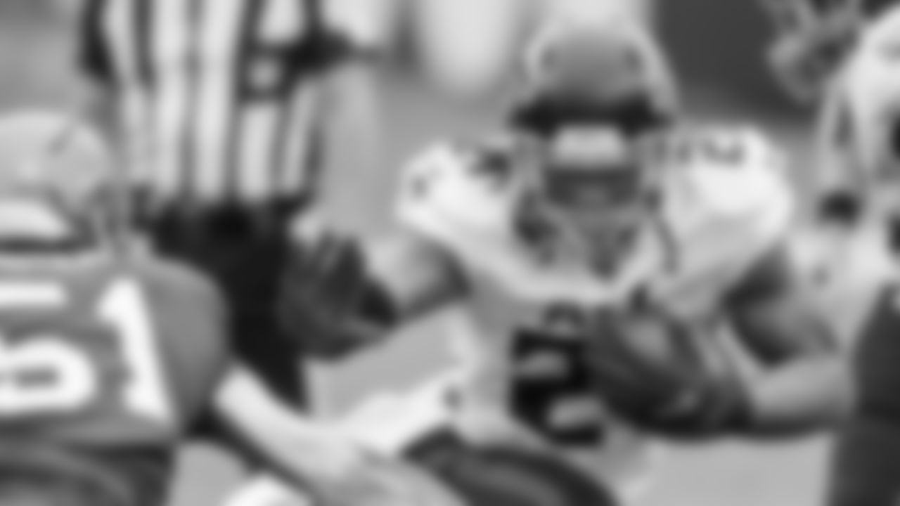 Atlanta Falcons running back Todd Gurley #21 runs the ball against the Tampa Bay Buccaneers on January 3, 2021.