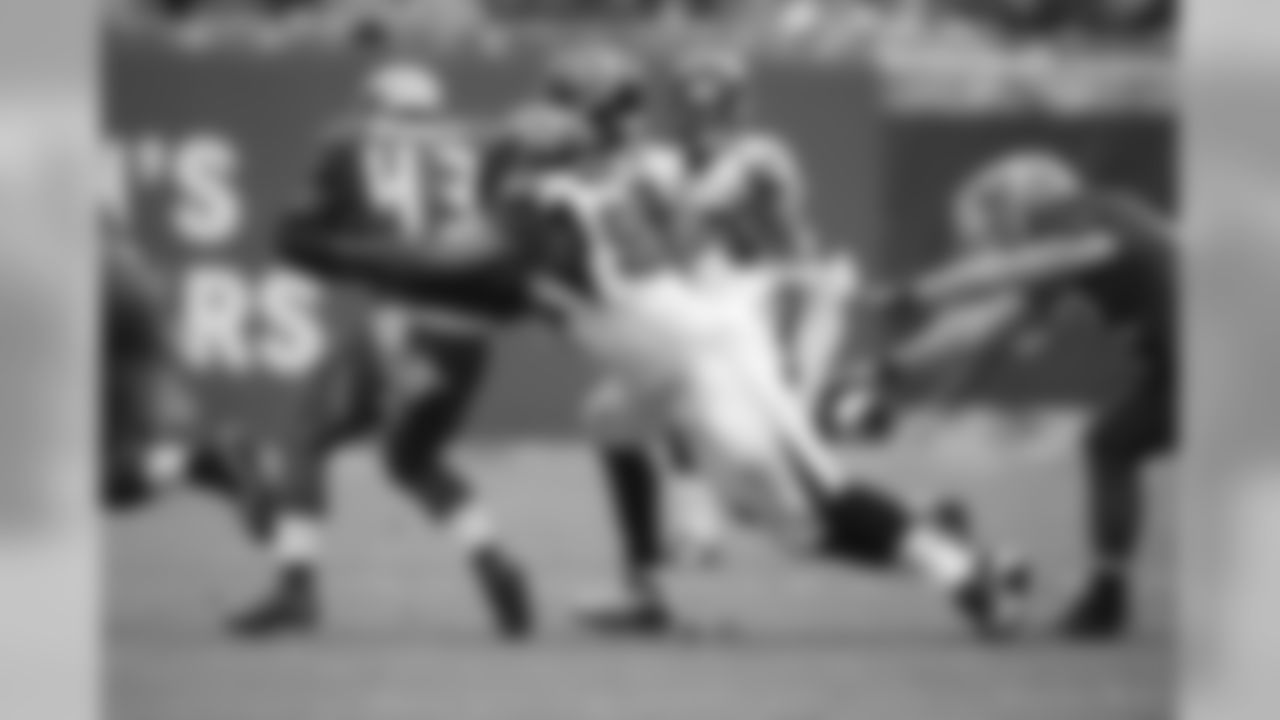 DE Malliciah Goodman makes a tackle.