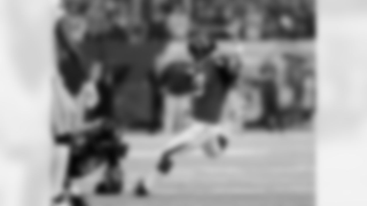 K Matt Bryant makes an early field goal