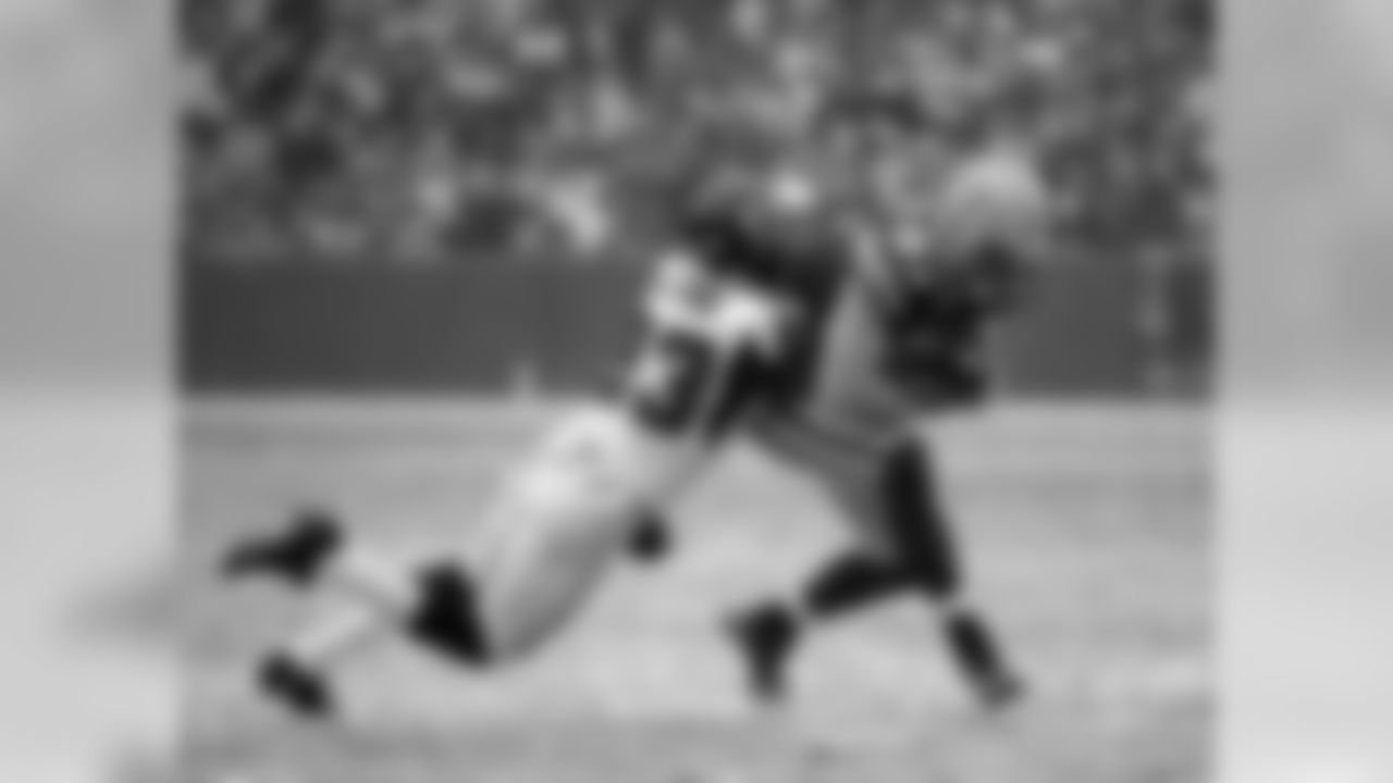 CB Robert Alford tackles Packers WR Jordy Nelson