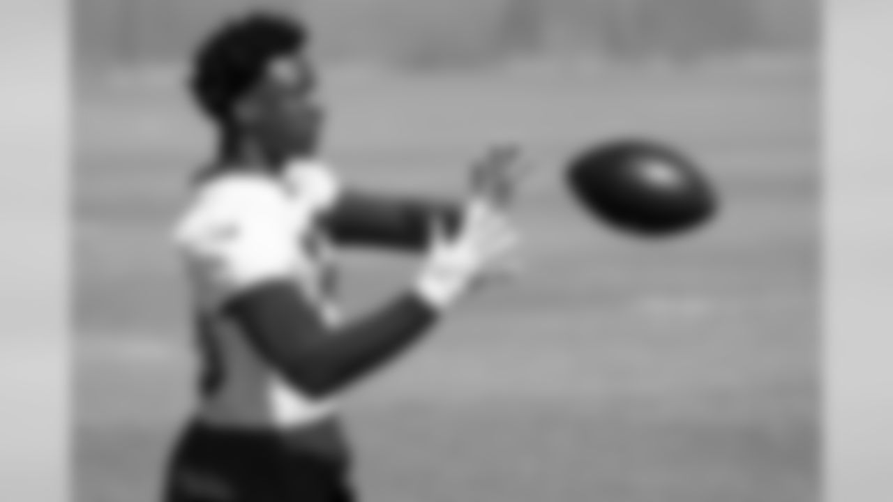 Atlanta Falcons wide receiver Calvin Ridley #18 warms up during practice. (Photo by Kara Durrette/Atlanta Falcons).