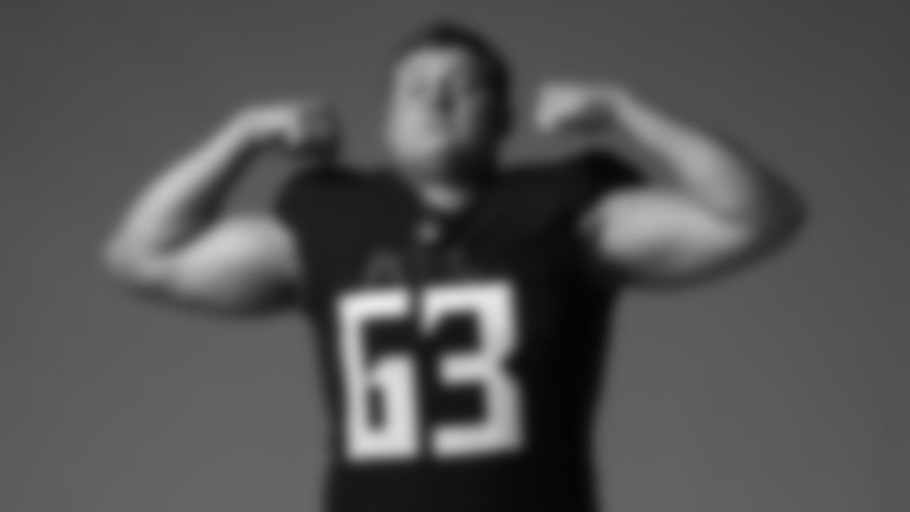 Atlanta Falcons guard Chris Lindstrom #63 poses during 2022 Creative Day at CW Davis Middle School in Flowery Branch, GA, on June 13, 2022. (Photo by Brandon Magnus/Atlanta Falcons)