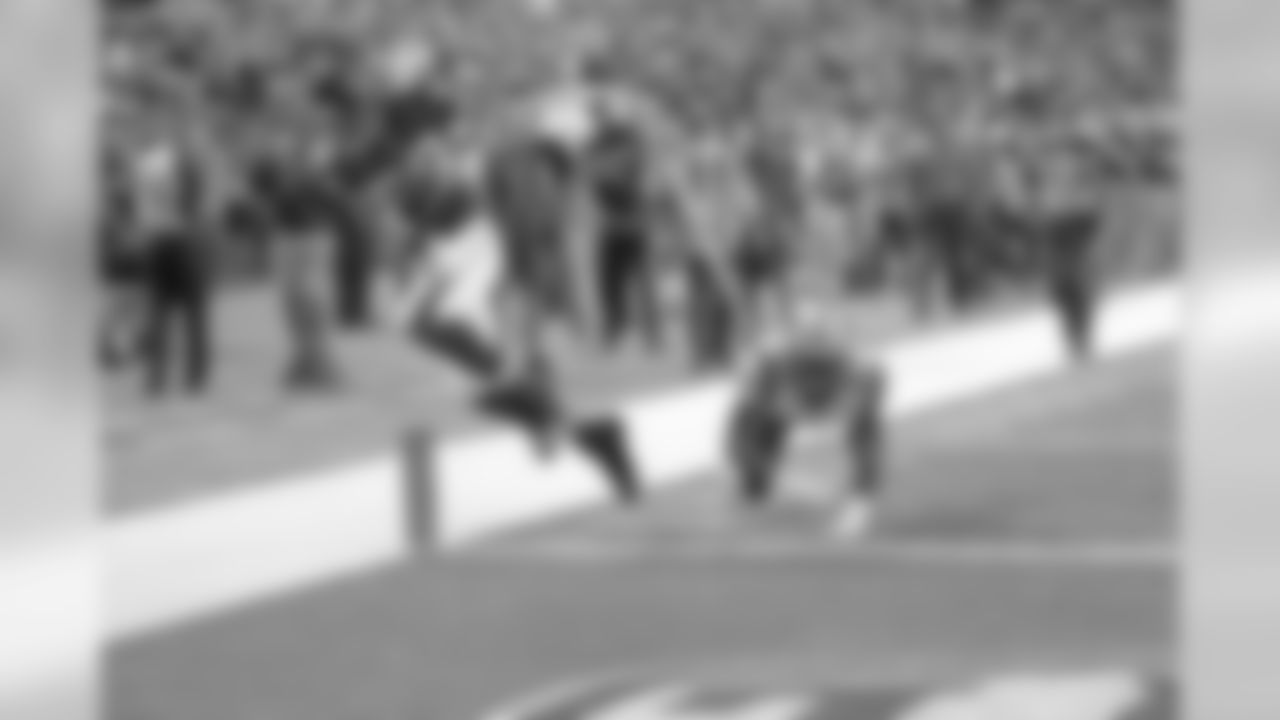 TE Tony Gonzalez finds the end zone