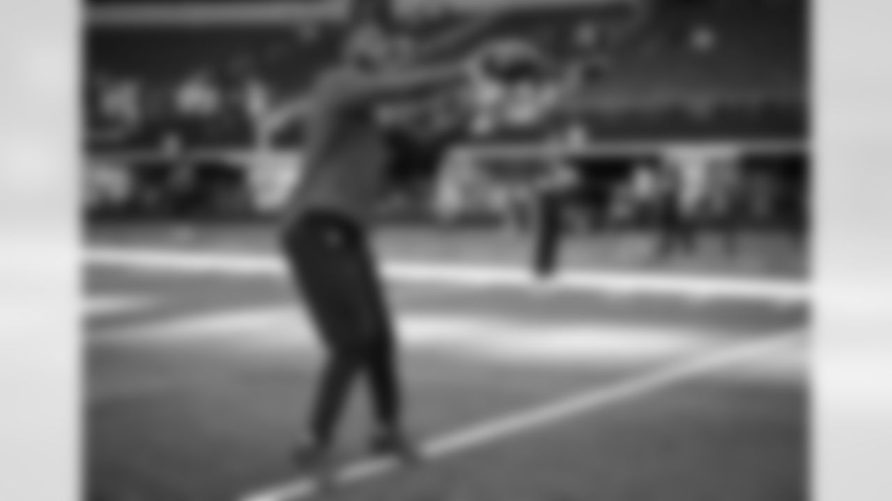 Atlanta Falcons tight end Kyle Pitts #8 warms up prior to a game against the Dallas Cowboys at AT&T Stadium in Arlington, Texas on Sunday, November 14, 2021. (Photo by Brandon Magnus/Atlanta Falcons)