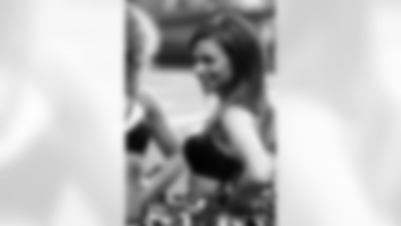 Sara D. // 2010 Atlanta Falcons Cheerleaders Game Shots // 2010 // Atlanta -