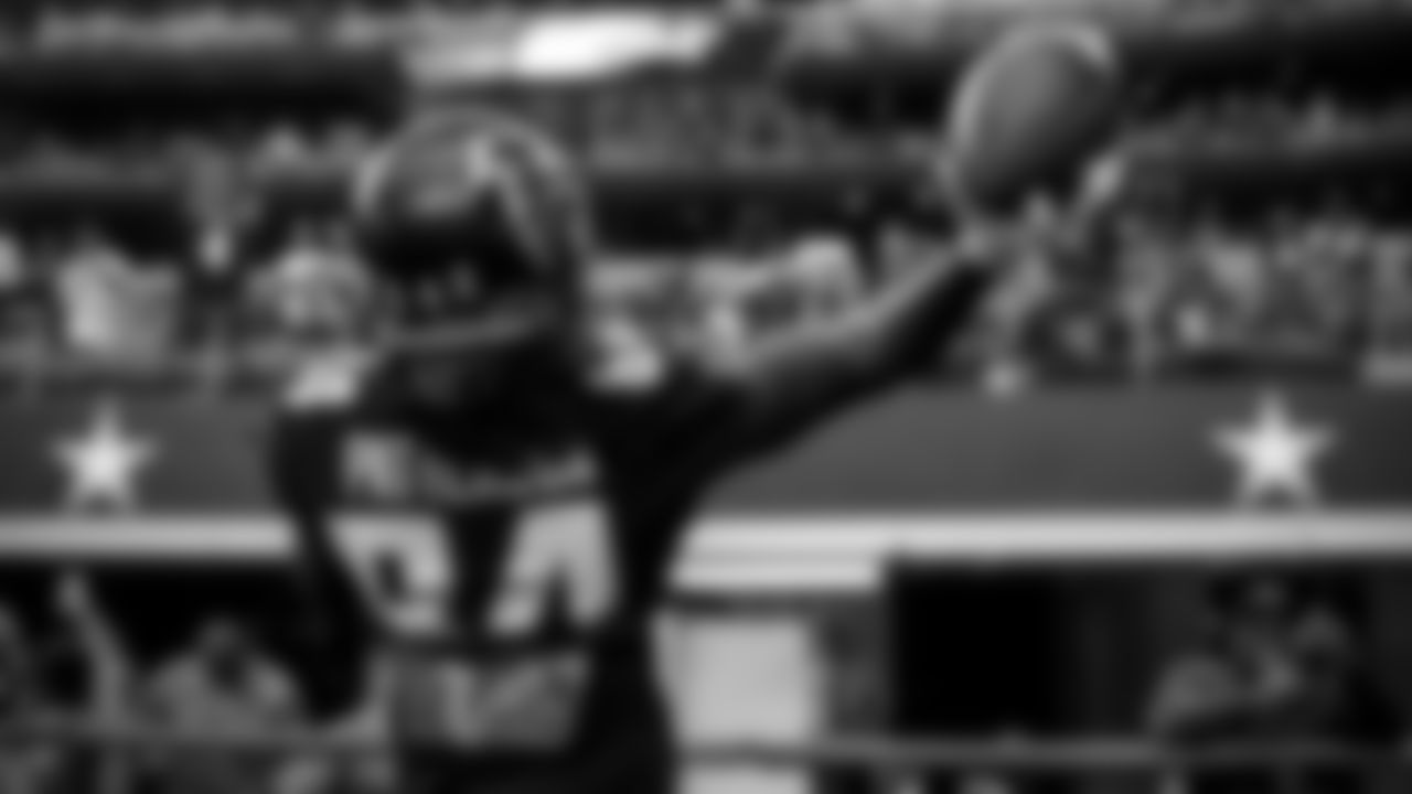 Atlanta Falcons running back Cordarrelle Patterson #84 plays catch with a fan prior to a game against the Dallas Cowboys at AT&T Stadium in Arlington, Texas on Sunday, November 14, 2021. (Photo by Ben Ludeman/Atlanta Falcons)