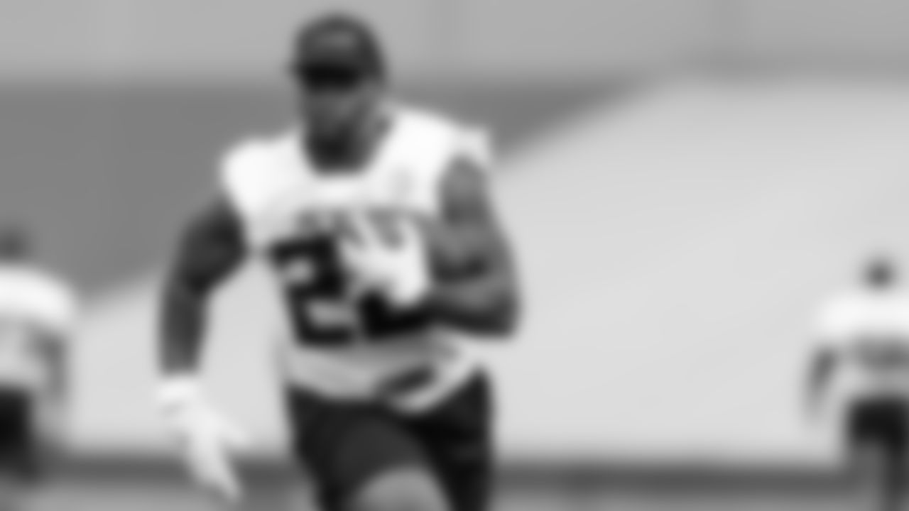 Atlanta Falcons running back Mike Davis #28 in action during field work drills in Phase II of the Atlanta Falcons offseason program on May 18, 2021.