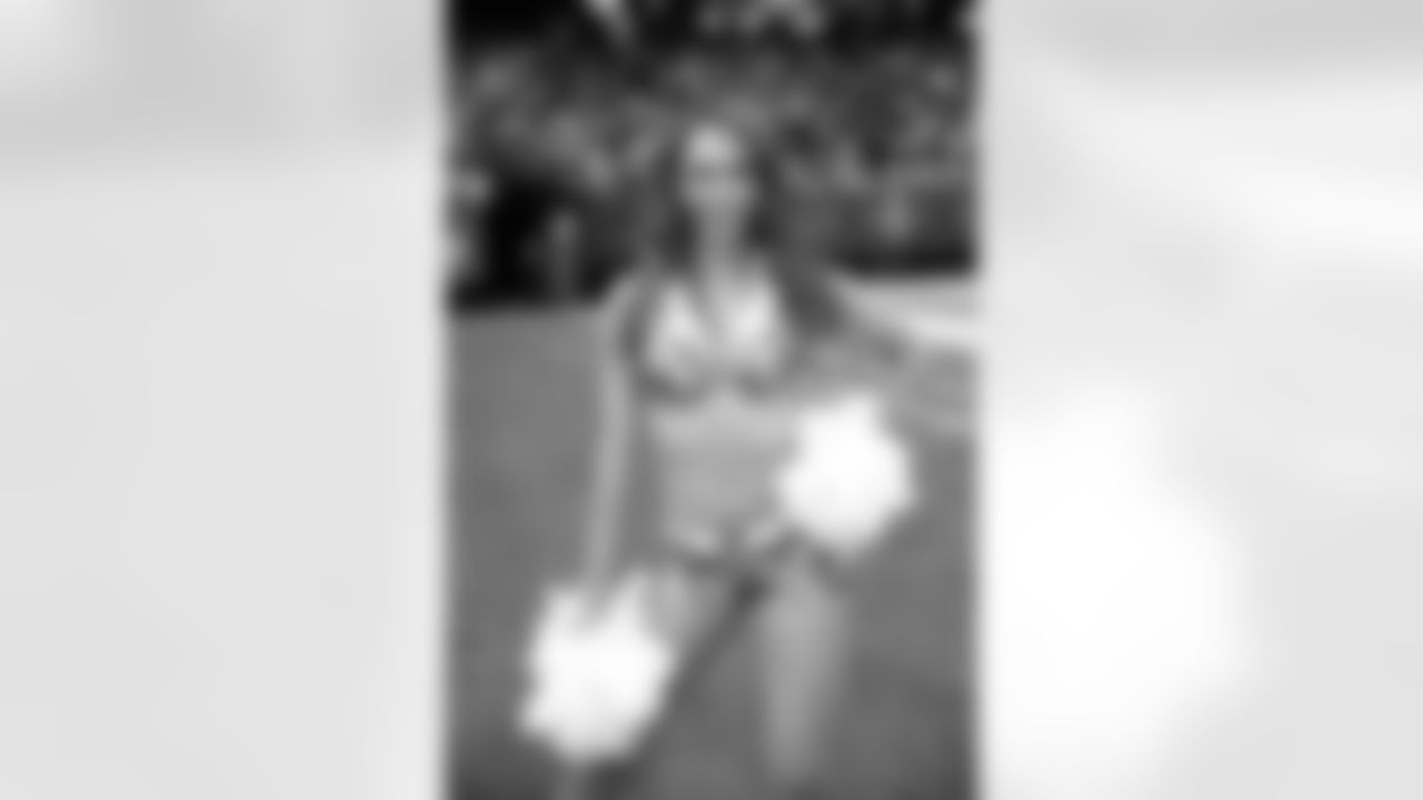 Atlanta Falcons Cheerleader Ariel A.
