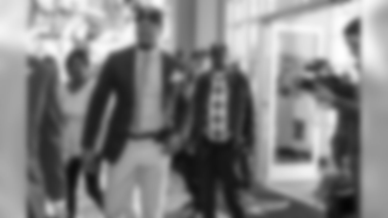 DE Vic Beasley arrives at Falcons HQ