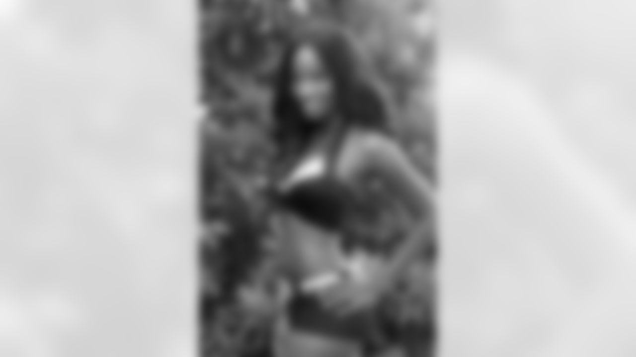 Shamea M. // 2011 Atlanta Falcons Cheerleaders Studio Shots // 2011 // Atlanta -