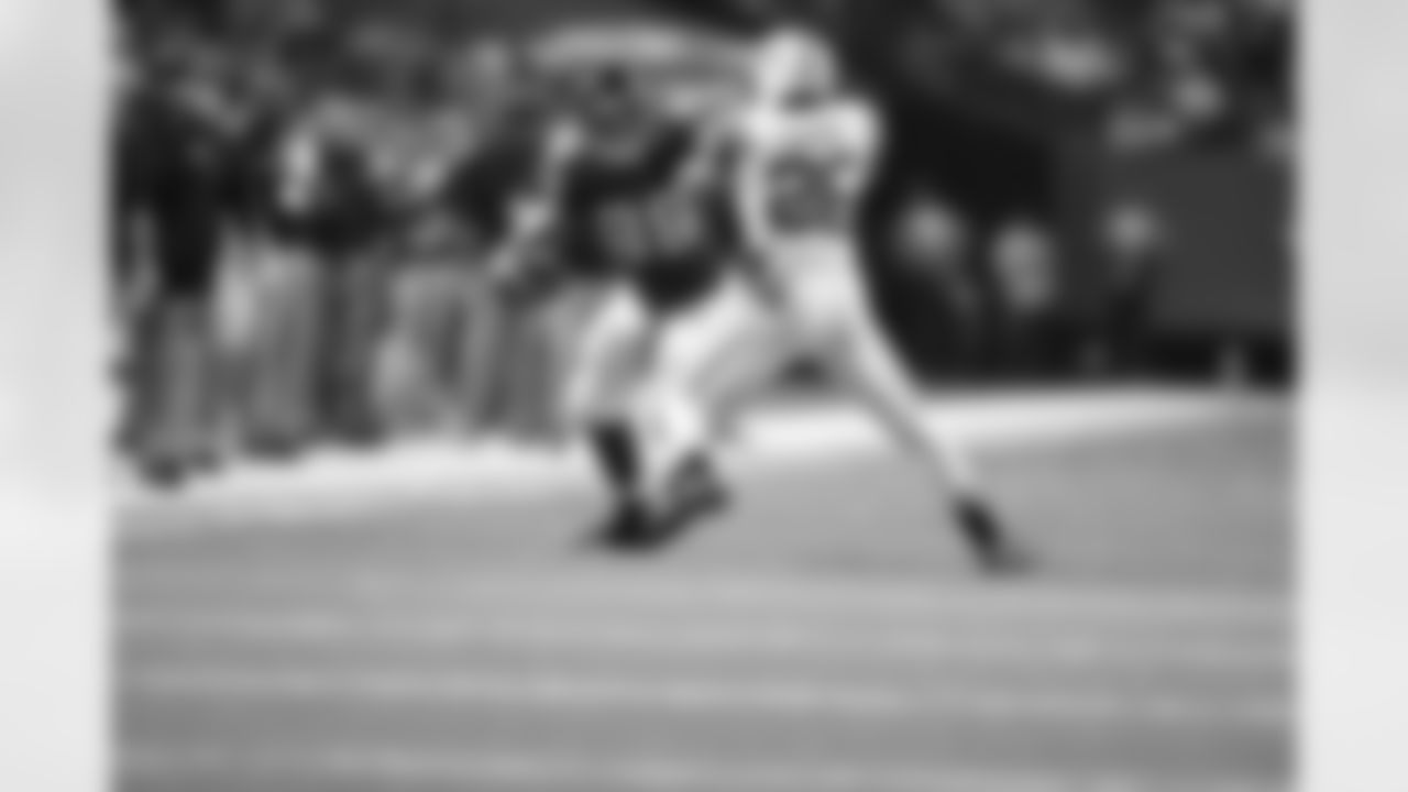 TE Tony Gonzalez works to get past Jets S Dawan Landry