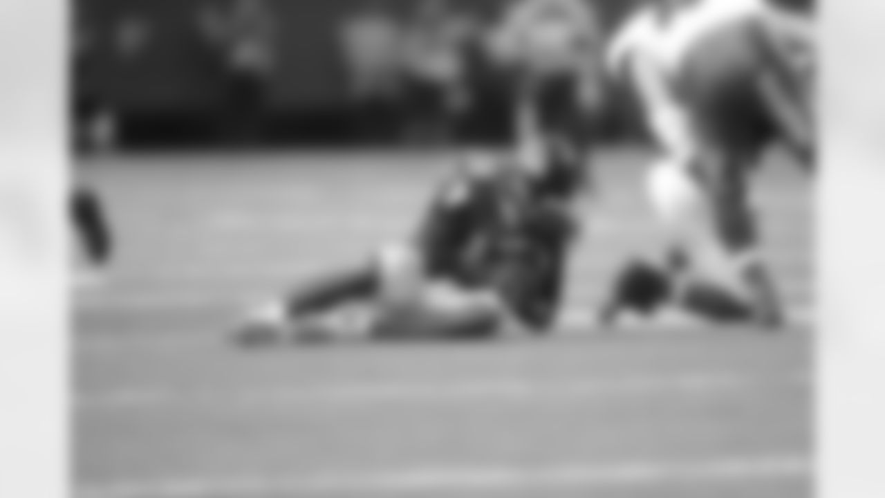 S Thomas DeCoud recovers the Buccaneers attempted onside kick