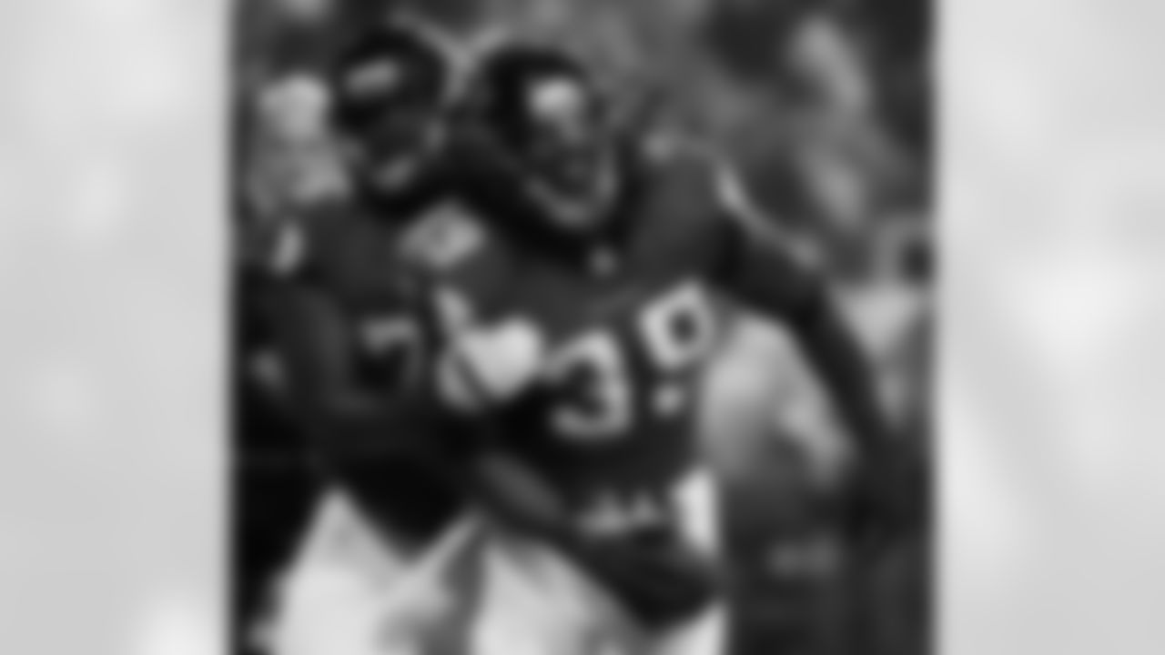 RB Steven Jackson celebrates in the first half