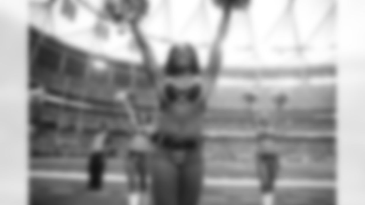 Atlanta Falcons Cheerleaders - View the cheer gallery here.