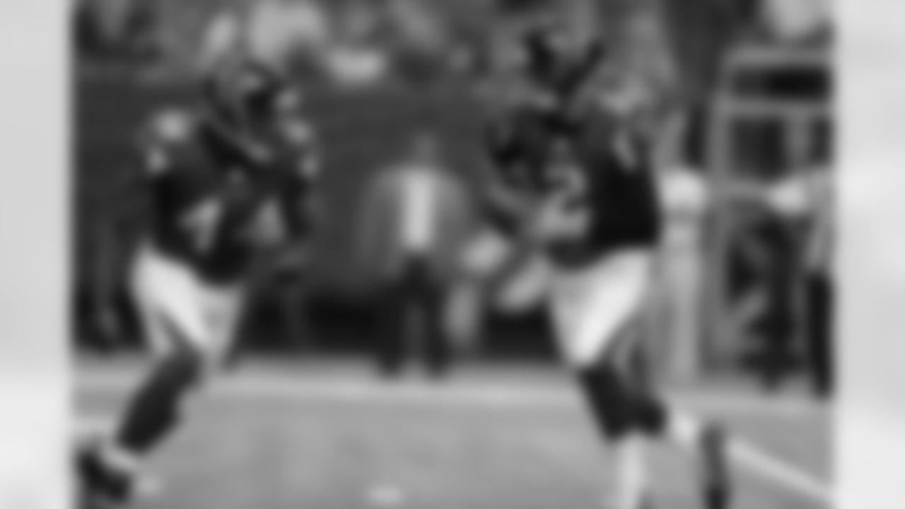 QB Matt Ryan looks to hand the ball off to RB Jason Snelling