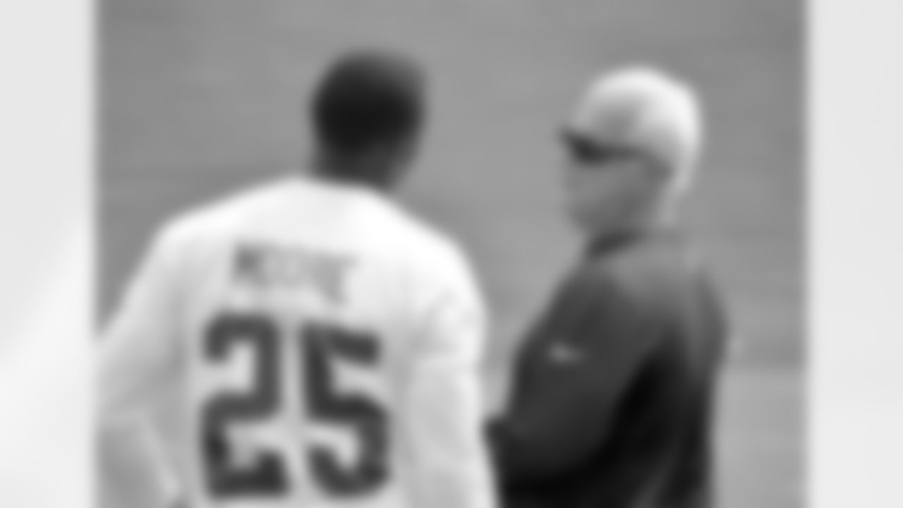Head coach Mike Smith talks to S William Moore