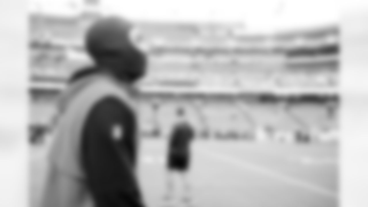 Atlanta Falcons wide receiver Drake London #5 warms up prior to the game against the Washington Commanders at FedEx Field in North Englewood, Maryland on Sunday, November 27, 2022. (Photo by Shanna Lockwood/Atlanta Falcons)