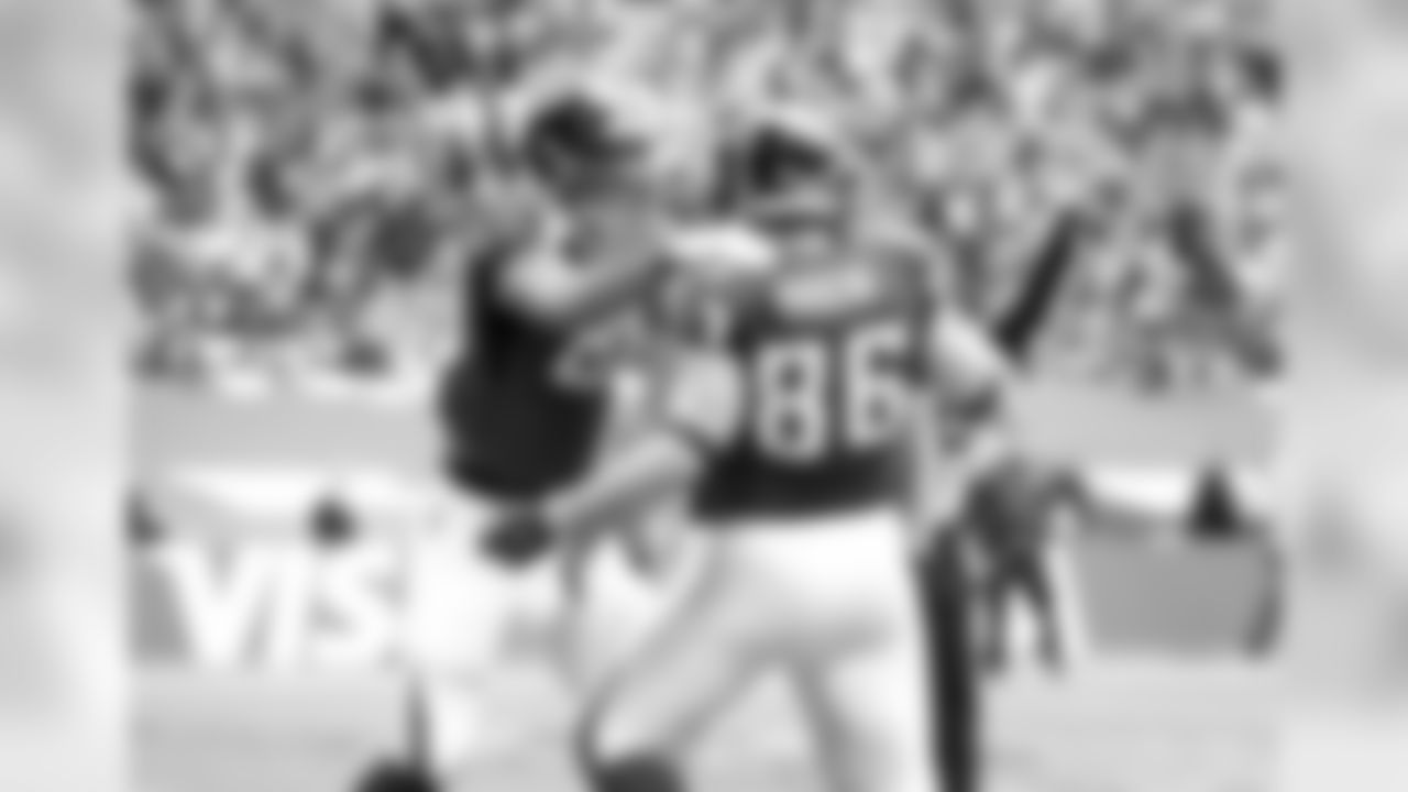 TE Bear Pascoe celebrates his touchdown with TE Levine Toilolo