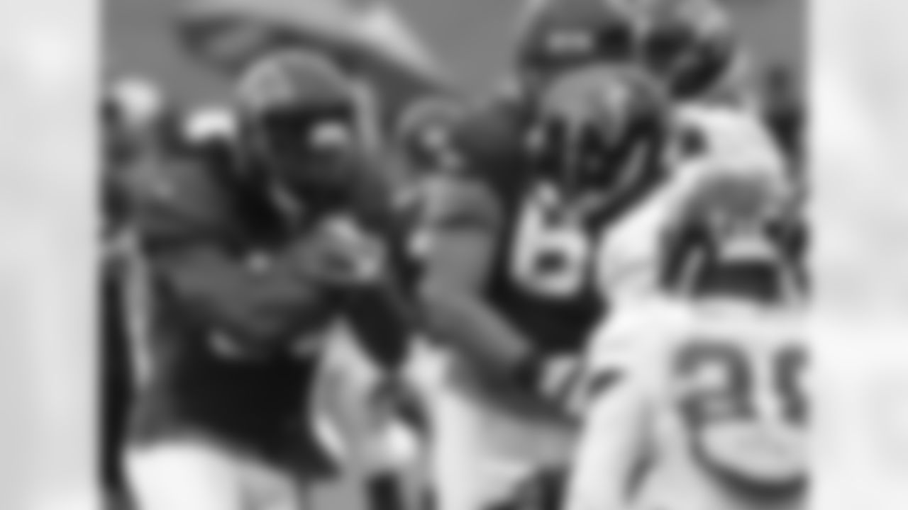 RB Steven Jackson looks to get past S Thomas DeCoud