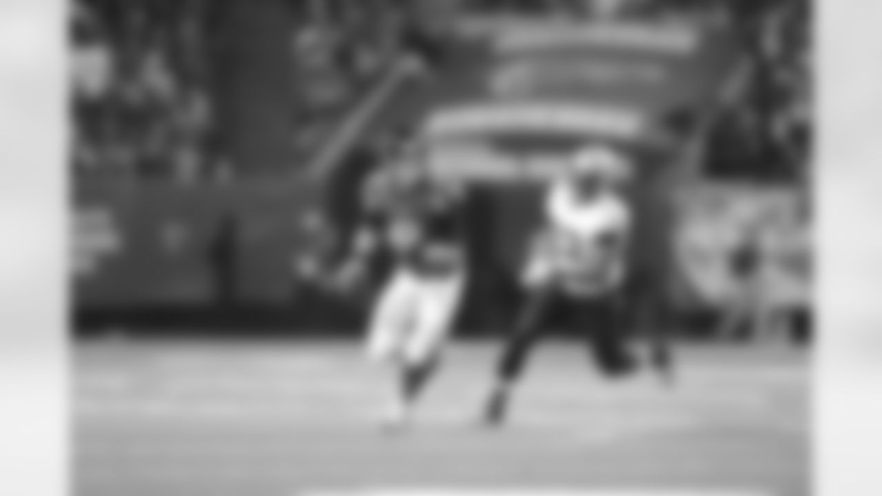 QB Matt Ryan keeps his eyes down the field on the carry