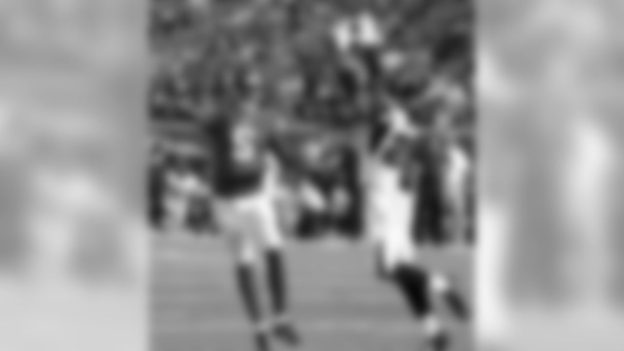 S Dwight Lowery defends against Vikings QB Teddy Bridgewater