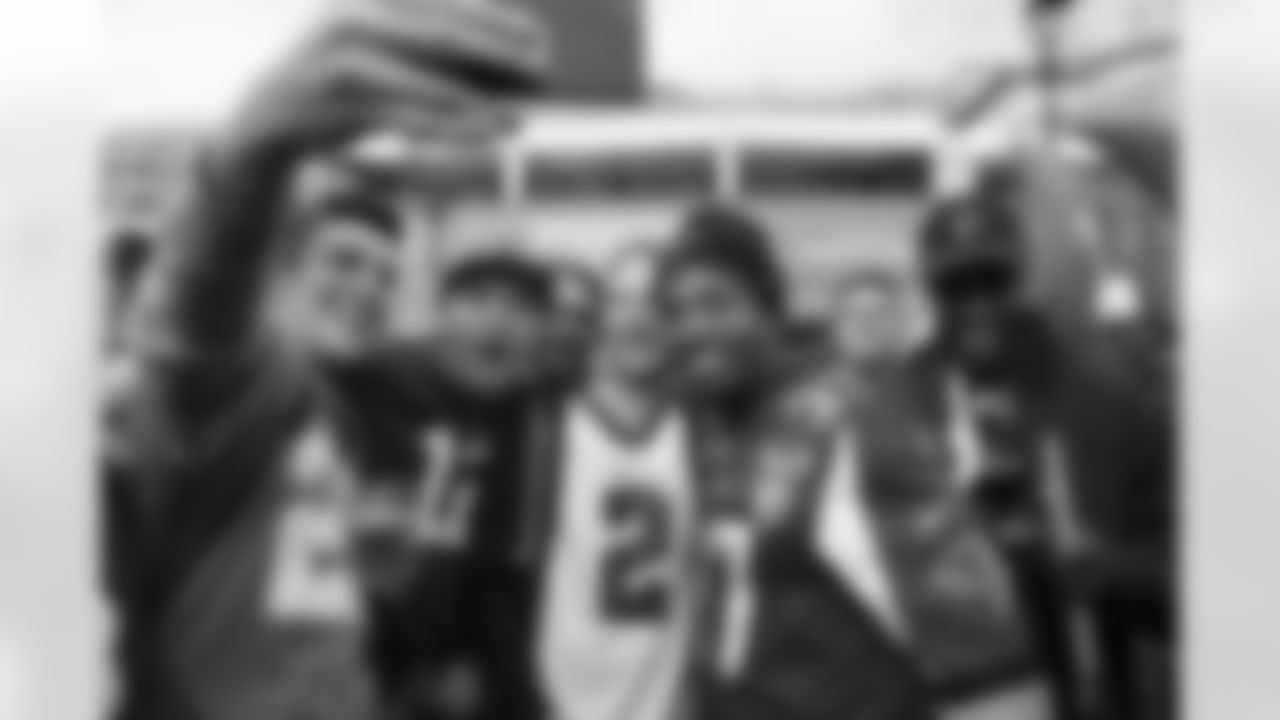CB Ricardo Allen takes a selfie with fans