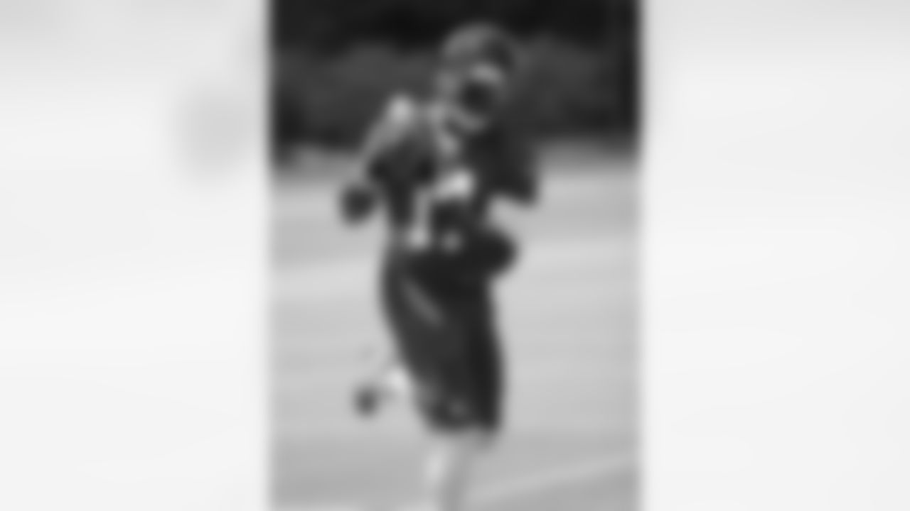 WR Julio Jones makes a spinning catch along the sideline during practice