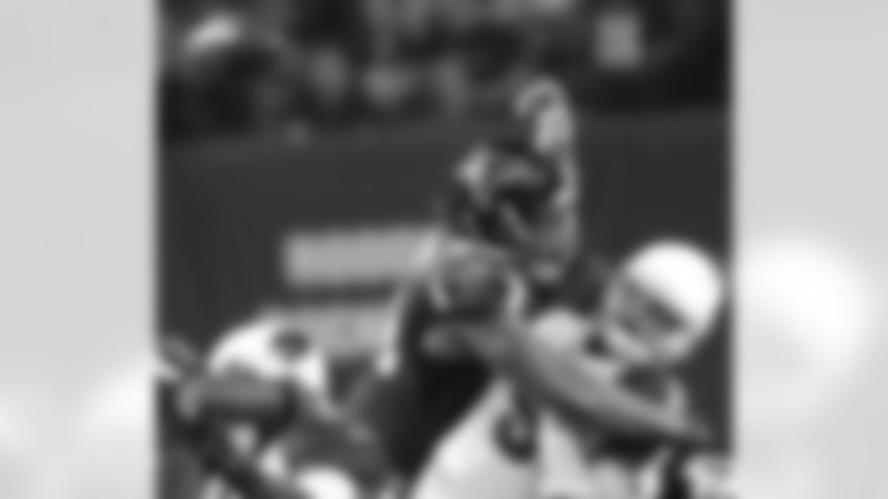 DE Cliff Matthews gets to Cardinals QB Drew Stanton