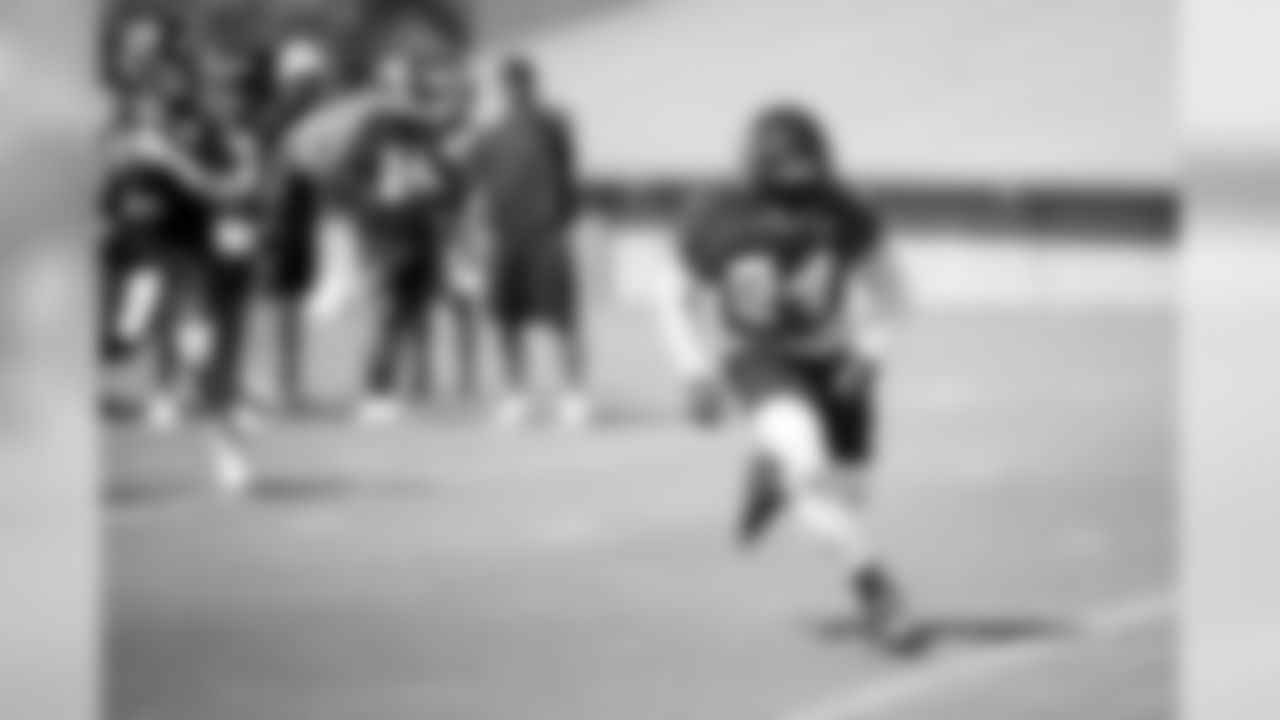 Atlanta Falcons running back Devonta Freeman #24 runs during practice. (Photo by Kara Durrette/Atlanta Falcons).