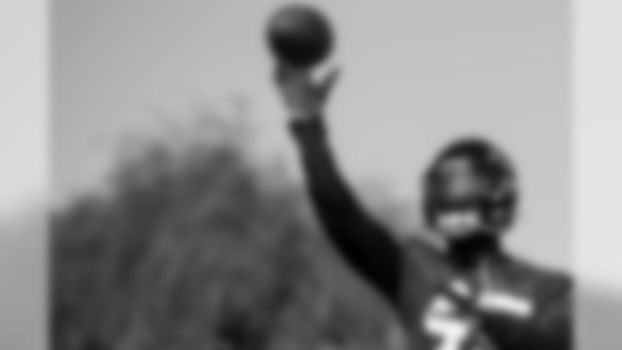 Atlanta Falcons linebacker Deion Jones #45 throws the ball during practice. (Photo by Kara Durrette/Atlanta Falcons).