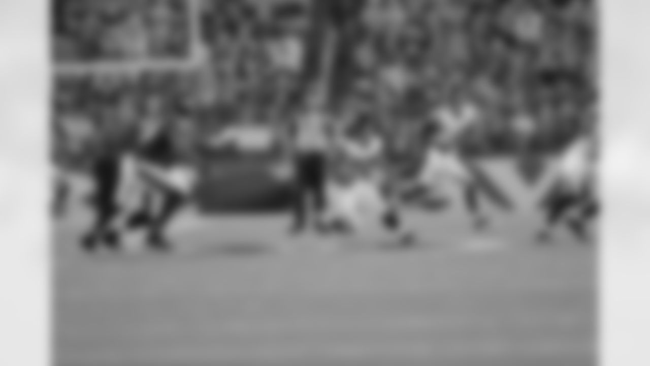 RB Jacquizz Rodgers makes a cut at midfield