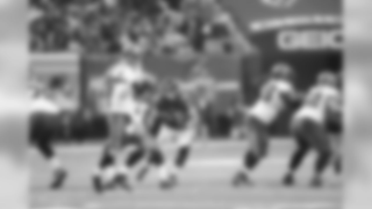 LB Paul Worrilow tries to get to Buccaneers QB Mike Glennon in the second half