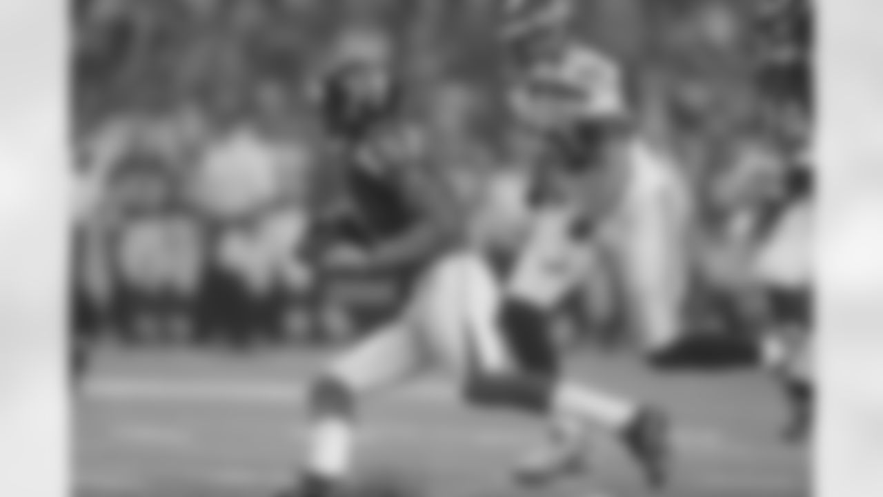WR Julio Jones runs away from the defenders