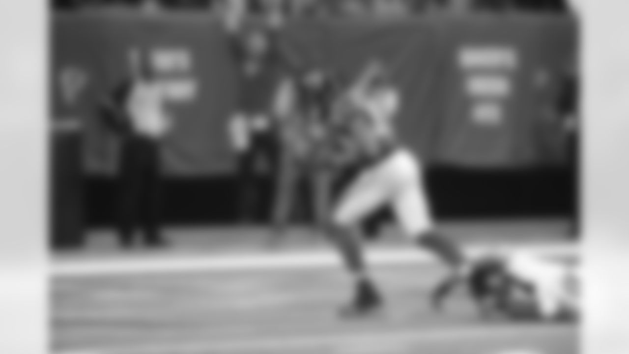 WR Roddy White picks up a touchdown