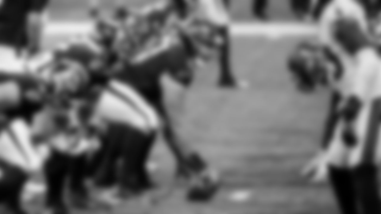 Atlanta Falcons center Alex Mack #51 prepares to snap the ball against the Tampa Bay Buccaneers on December 20, 2020.