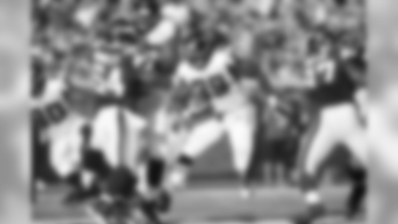 RB Steven Jackson runs the ball.