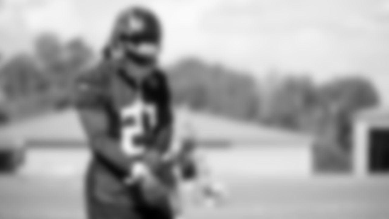 Atlanta Falcons running back Todd Gurley #21 puts his gloves on during practice at IBM Performance Field. (Photo by Kara Durrette/Atlanta Falcons)