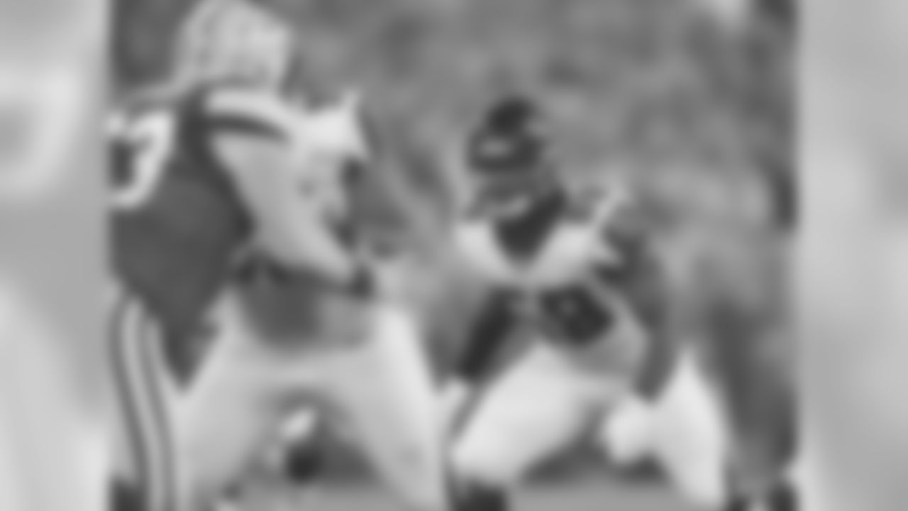 LB Joplo Bartu waits for the play.
