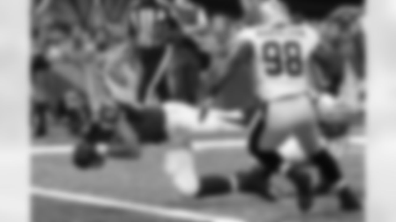TE Tony Gonzalez with the first touchdown of the regular season for the Falcons