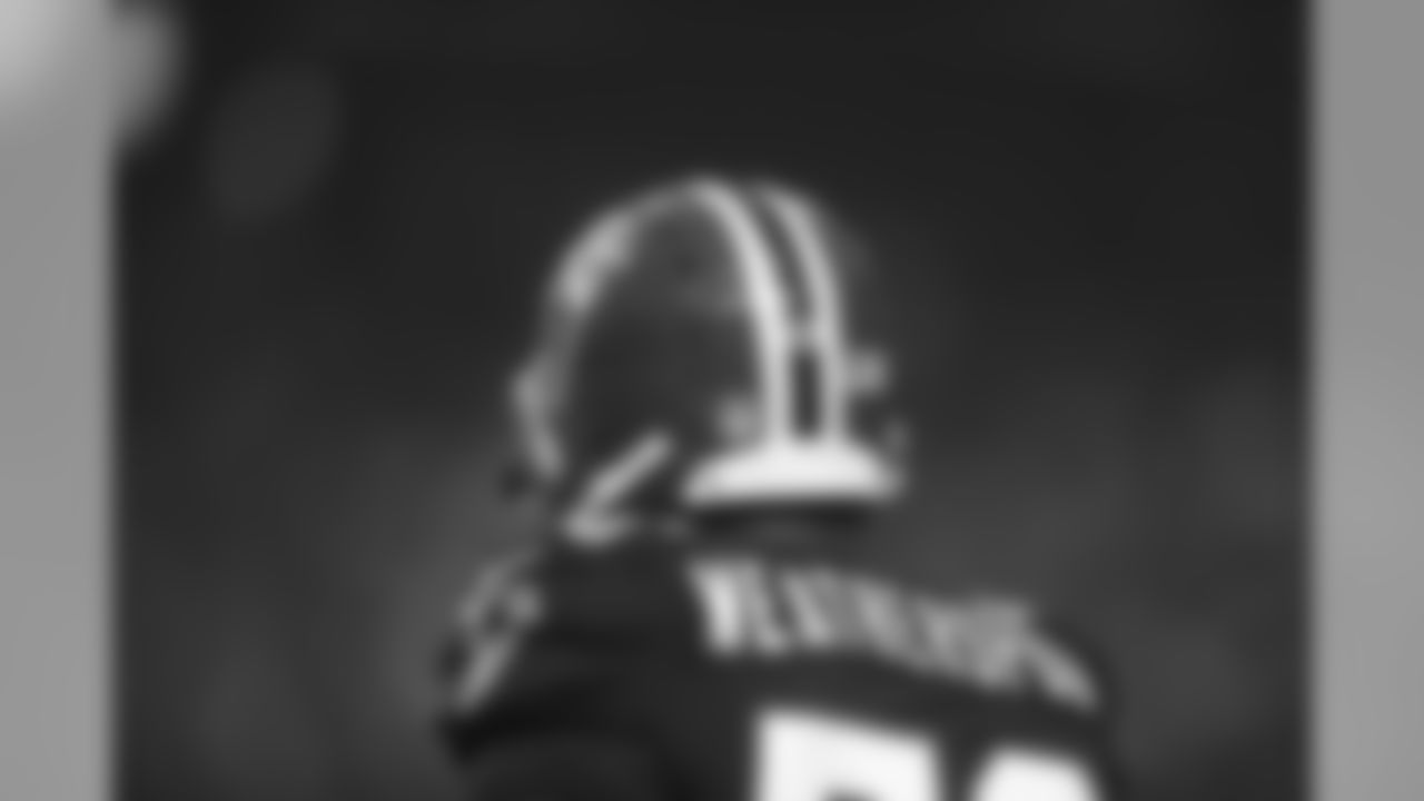 LB Sean Weatherspoon on the field