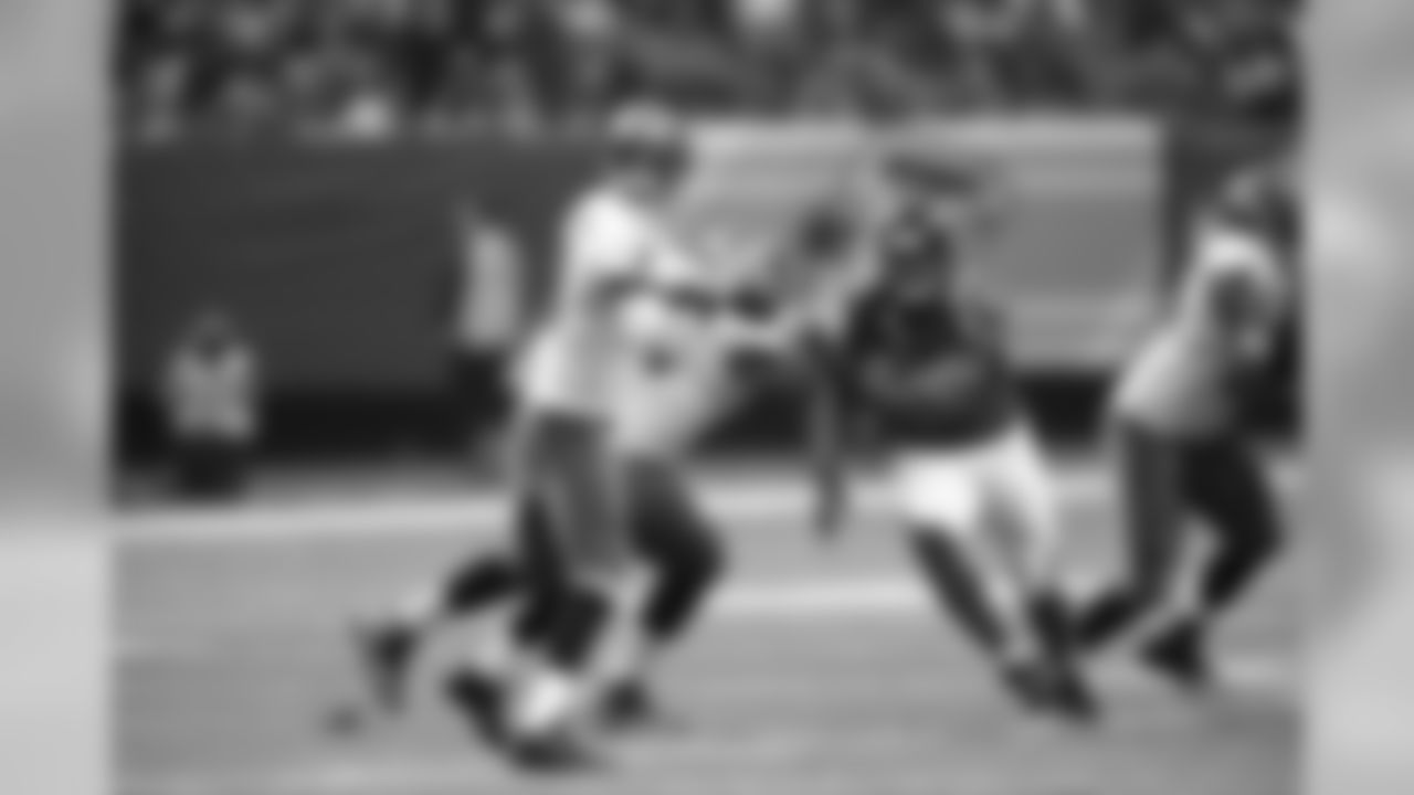 DE Osi Umenyiora keeps his eyes on Buccaneers QB Mike Glennon