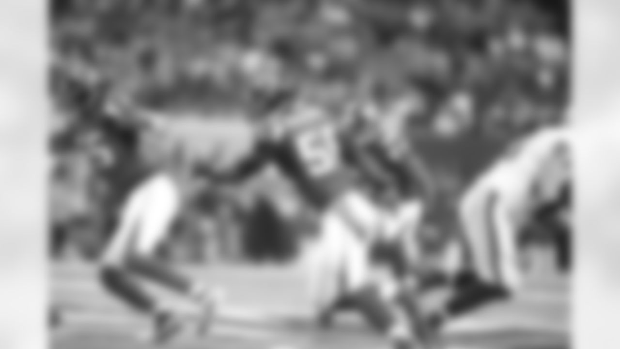 LB Sean Weatherspoon closes the gap at the line of scrimmage