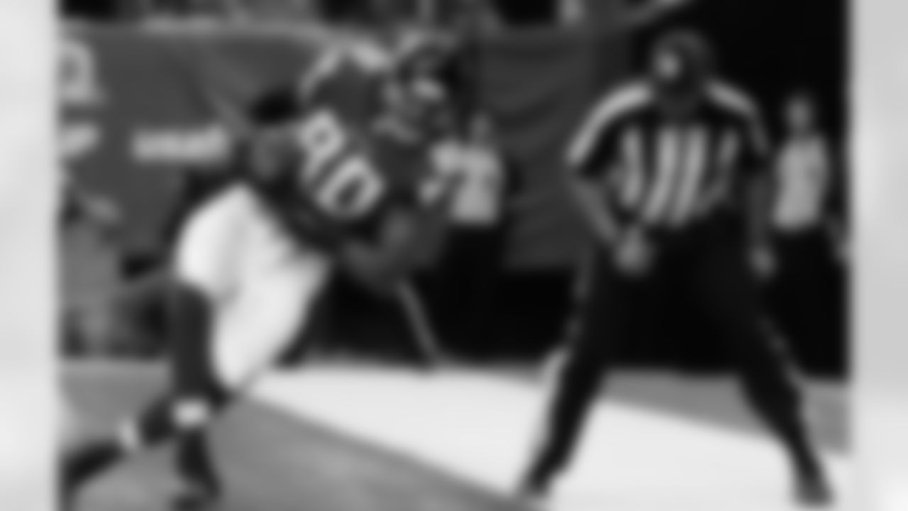 Levine Toilolo stays in bounds after catching a one-yard pass in the first quarter against Arizona at the Georgia Dome