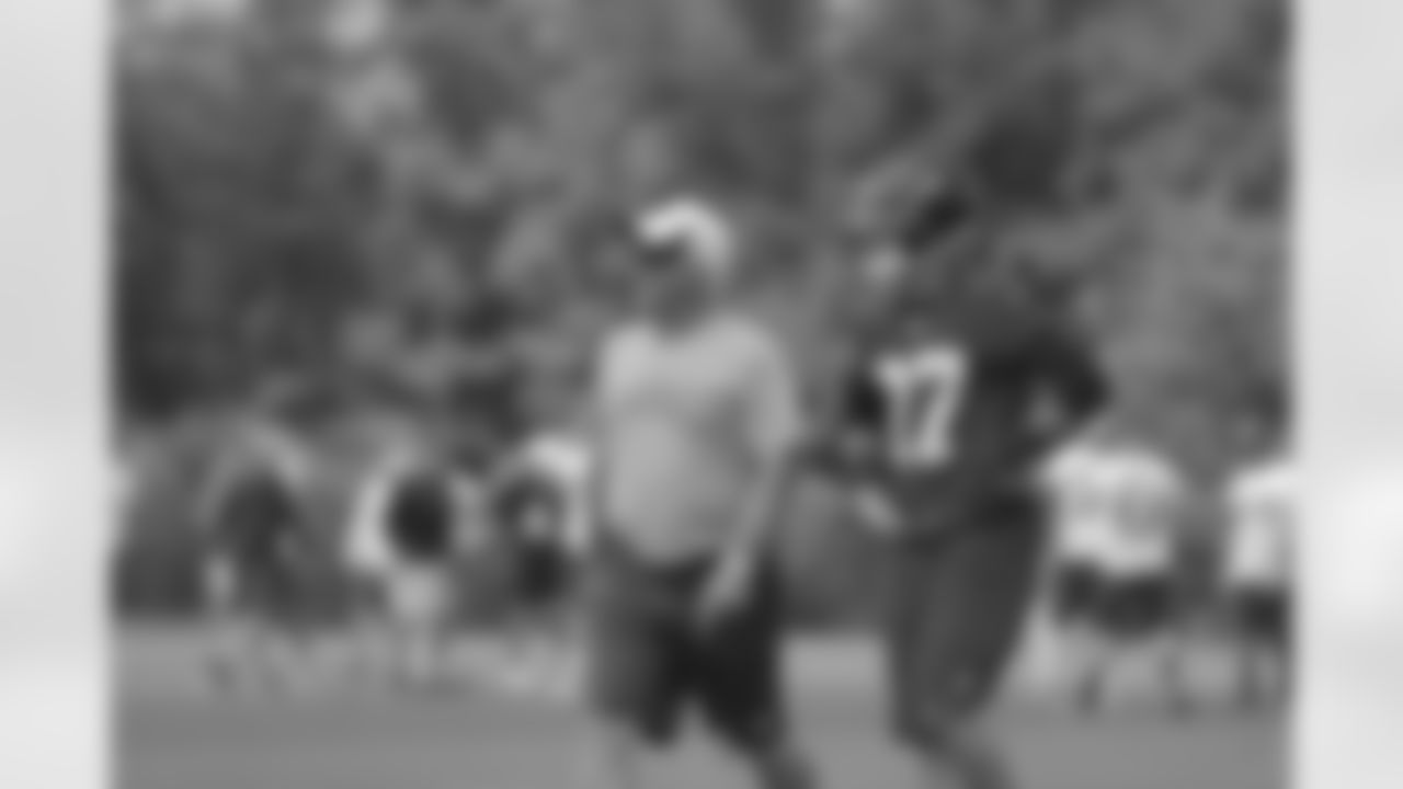 Head coach Mike Smith and CB Peyton Thompson