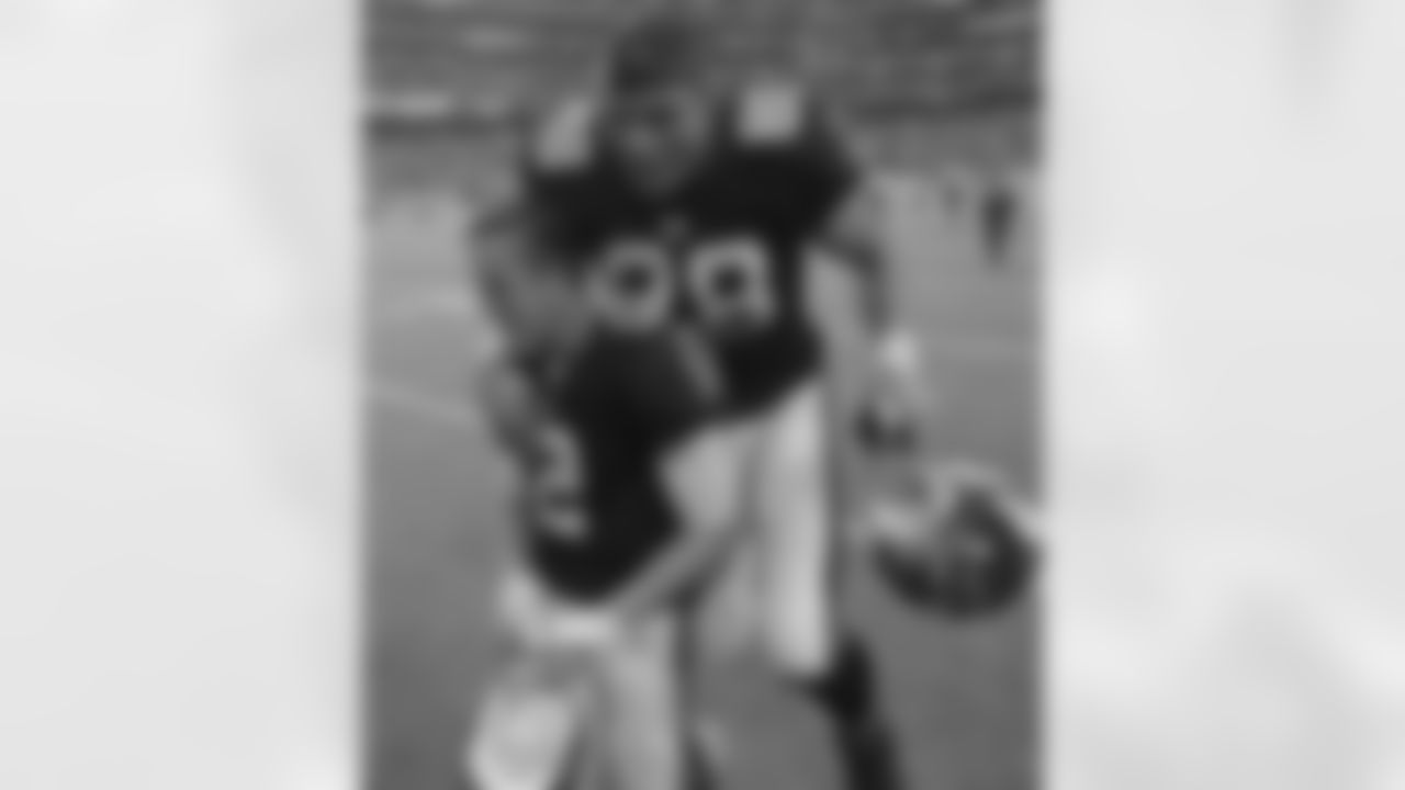 Gonzalez started all 16 contests and posted 80 receptions, for 875 yards with seven touchdowns en route to his 12th Pro Bowl selection in 2011